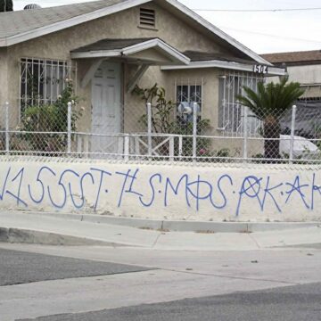 Les graffitis de gangs comme marqueurs de rapports de force politiques sur le territoire. L’exemple de Compton (Californie) #Urbanités par Yohann Le Moigne.