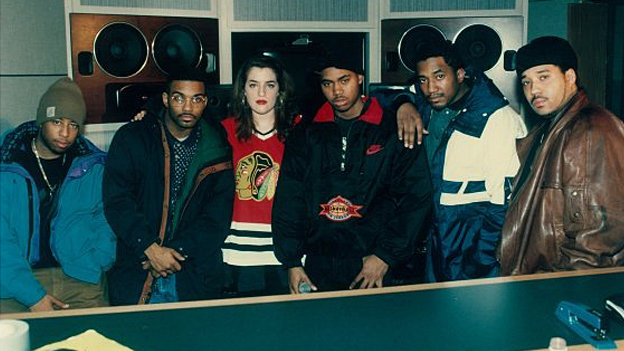 Faith Newman fin 1993 ou début 1994 aux studios Sony avec, de gauche à droite, DJ Premier, Large Professor, Nas, Q-Tip et LES — tous les producteurs d'Illmatic, à l'exception de Pete Rock. Photo : Faith Newman