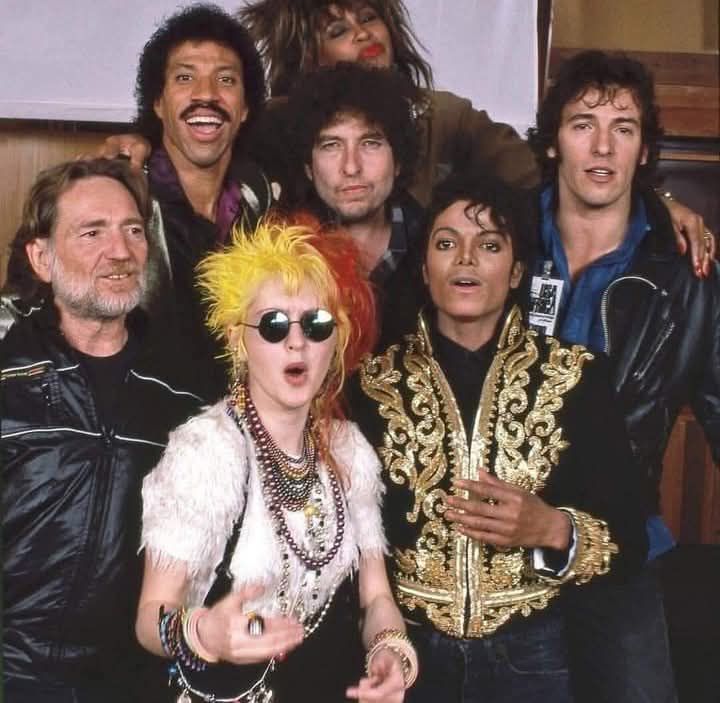 Tina Turner, Lionel Ritchie Willy Nelson , Bob Dylan, Bruce Springsteen, Michael Jackson et Cindy Lauper. Firebarzzz.com #Music #USA
