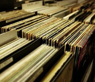 Lundi – Analyse : « Quand la Musique Devient Image : L’Art des Pochettes et Clips qui Marquent les Esprits et Réveillent les Consciences »