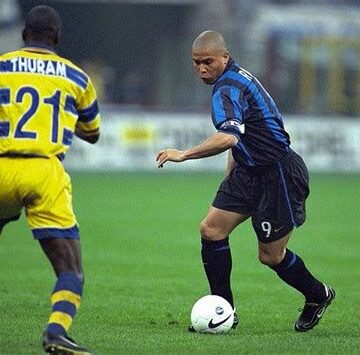R9, le phénomène vu par un mur : quand Lilian Thuram a compris l’impossible – R9|Football|Brésil R9, le phénomène vu par un mur : quand Lilian Thuram a compris l’impossible - R9|Football|Brésil