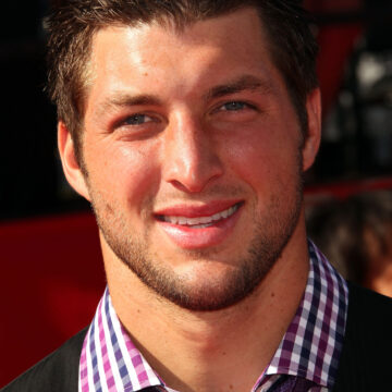 Noo Comment – Le réel sans filtre – « Le Trafic d’enfants par Tim Tebow » Plongée dans le combat contre le trafic d’enfants avec Tim Tebow. Dans Noo Comment, découvrez le réel sans filtre : enquêtes, témoignages et actions contre l’exploitation des mineurs à travers le monde.