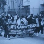 Retour aux origines des Crips et des Bloods à South Central Los Angeles. Avant la violence et les couleurs, une jeunesse livrée à elle-même qui va marquer l’histoire urbaine.