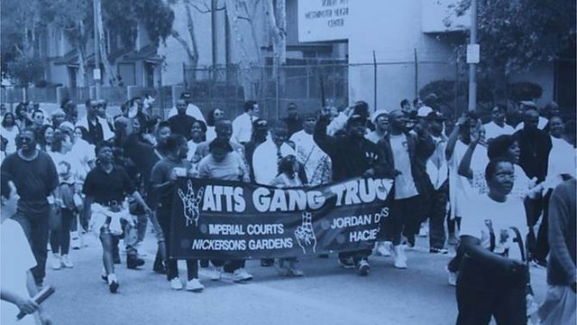 Retour aux origines des Crips et des Bloods à South Central Los Angeles. Avant la violence et les couleurs, une jeunesse livrée à elle-même qui va marquer l’histoire urbaine.