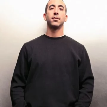 Dru Ha – Le CEO Qui a Construit Duck Down et Failli Changer l’Histoire Dru Ha - Le CEO Qui a Construit Duck Down et Failli Changer l'Histoire Dru Ha - Portrait & Interview Document 🎧 Firebarzzz / GFunkology Archive