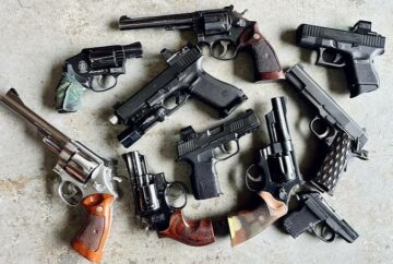 Du revolver au microphone : comment les armes ont façonné l'imaginaire du hip-hop américain (1960–1990)