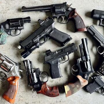 Du revolver au microphone : comment les armes ont façonnĂ© l’imaginaire du hip-hop amĂ©ricain (1960–1990) Du revolver au microphone : comment les armes ont façonnĂ© l'imaginaire du hip-hop amĂ©ricain (1960–1990)