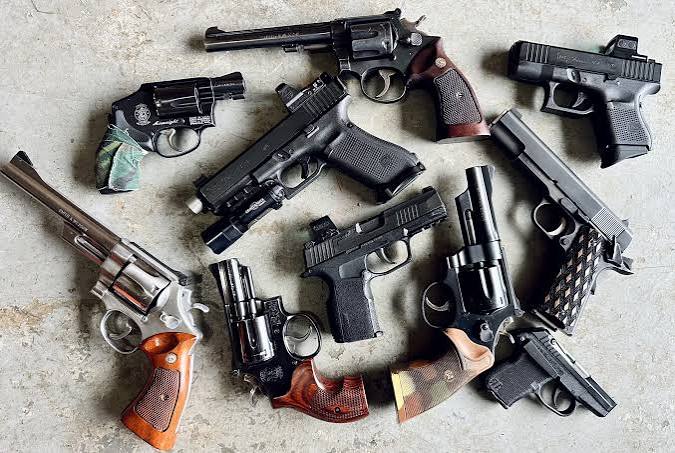 Du revolver au microphone : comment les armes ont façonné l’imaginaire du hip-hop américain (1960–1990) Du revolver au microphone : comment les armes ont façonné l'imaginaire du hip-hop américain (1960–1990)